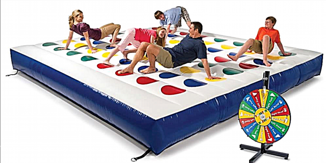 Постои џиновска надувување на играта на Twister, и ви е потребна на следната забава