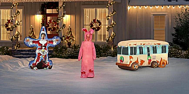A casa depósito está vendendo unha Ralphie inflábel no seu traxe de coello rosa dunha historia de Nadal
