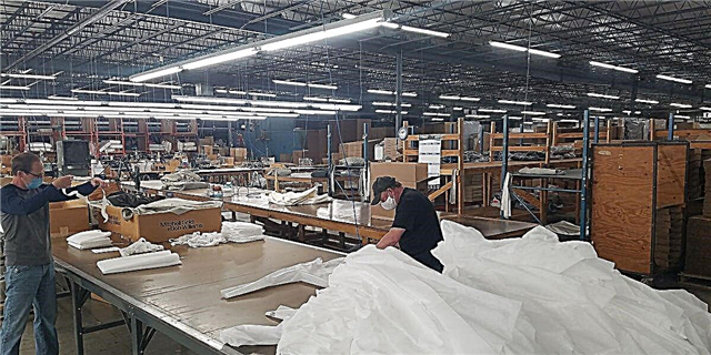 Mitchell Gold + Bob Uilyamsning Shimoliy Karolina fabrikasi hozirda kasalxona kiyimlarini yasamoqda