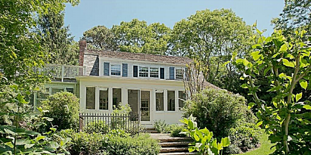Betsey Johnson's Hamptons Home Ass iwwerraschend Tame