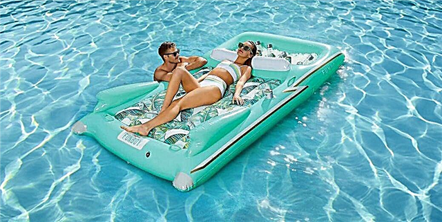Este flotador de piscina convertible retro ten espazo para manter as túas bebidas