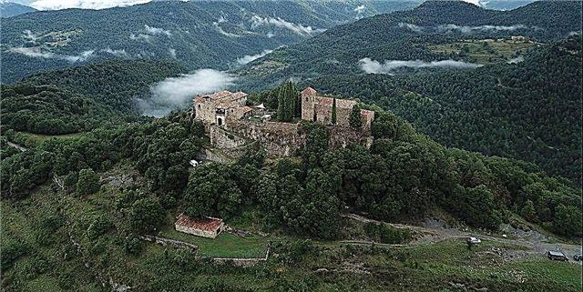 Вие и 15 пријатели можете да останете во овој шпански замок опремен со капела за 24 долари за ноќ за лице