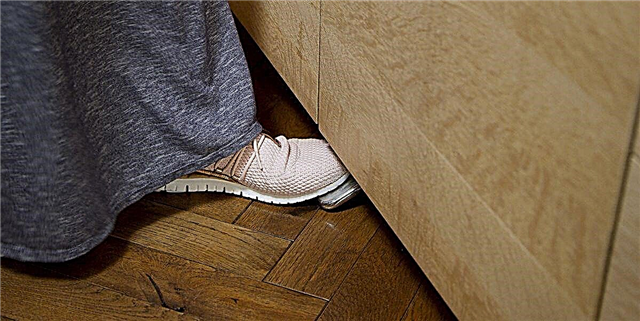 Дизайнер Молли Бритт гал тогооны өрөөнийхөө угаалтуур дээр гар хөлгүй болгохын тулд хөл дөрөө нэмж оруулав