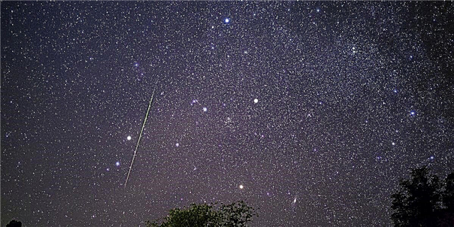Тағы бір метеор душ - аспан түнінде жарықтандыру