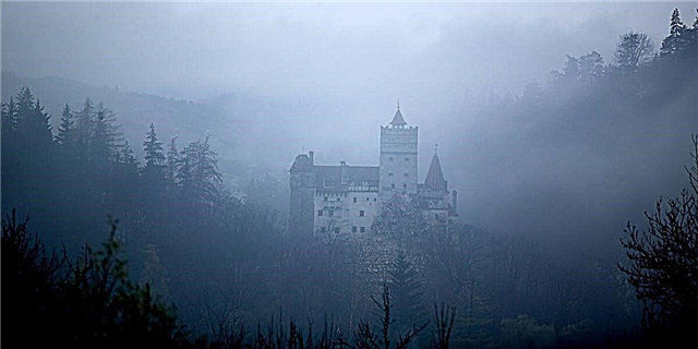 Peye yon Spooky vizit nan konte Castle Dracula a