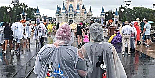Nagbibigay ang Disney Parks ng 150,000 Rain Ponchos sa MedShare