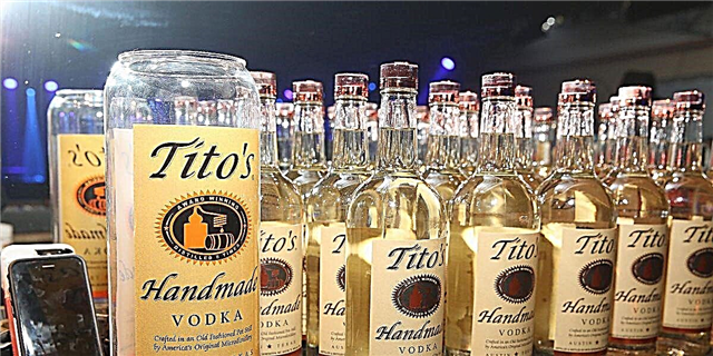 Tito's будет использовать свою водку для дезинфекции рук после того, как посоветует публике не пытаться делать это самостоятельно