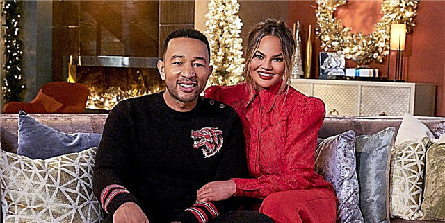Ang John Legend & Chrissy Teigen Nakurat nga mga Tagahanga Sa mga Christmas Carols Sa 