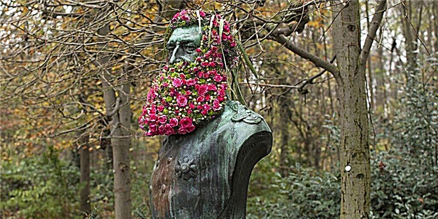 Этот флорист дарит удивительные цветочные короны статуям в Брюсселе