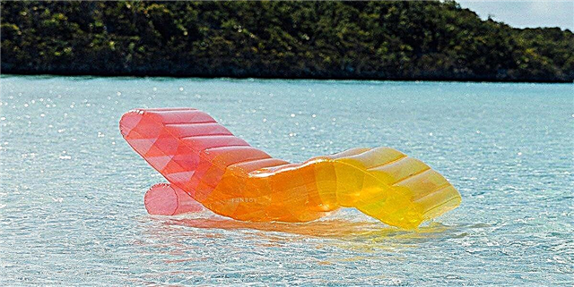 Esta tumboneta inflável entra do seu patio directamente na piscina