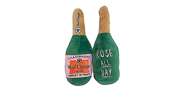 Woof Clicquot Rosé Bottle Dog Toy-ek existitzen zaitu, beraz, zu eta zure maskotak egun osoa elkarrekin izan dezakete
