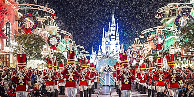 Pogledajte svaki Disney Castle kako svijetli za praznike
