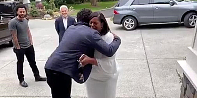 NFL- ի Ռասսել Ուիլսոնը զարմացրեց իր մայրիկին `տան համար մոր օրվա համար