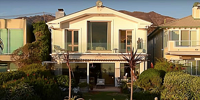 Mindy Kaling silẹ $ 10 Million lori Frank Sinatra's Beach House