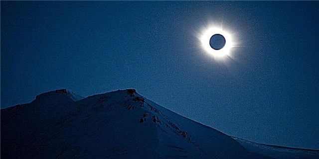 O Le a Oe Mafai Ona Matamata A Total Solar Eclipse i Le Ala Lelei o Totonu i Lenei Saili agai i le Antartika