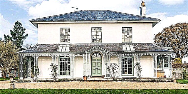 Ĉi 1825 English Home Gets Pops of Color Right