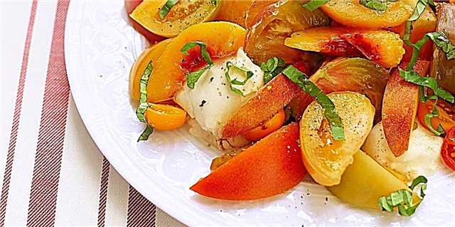 Déi perfekt Summer Dish: Tomato a Peach Salat Mat Burrata